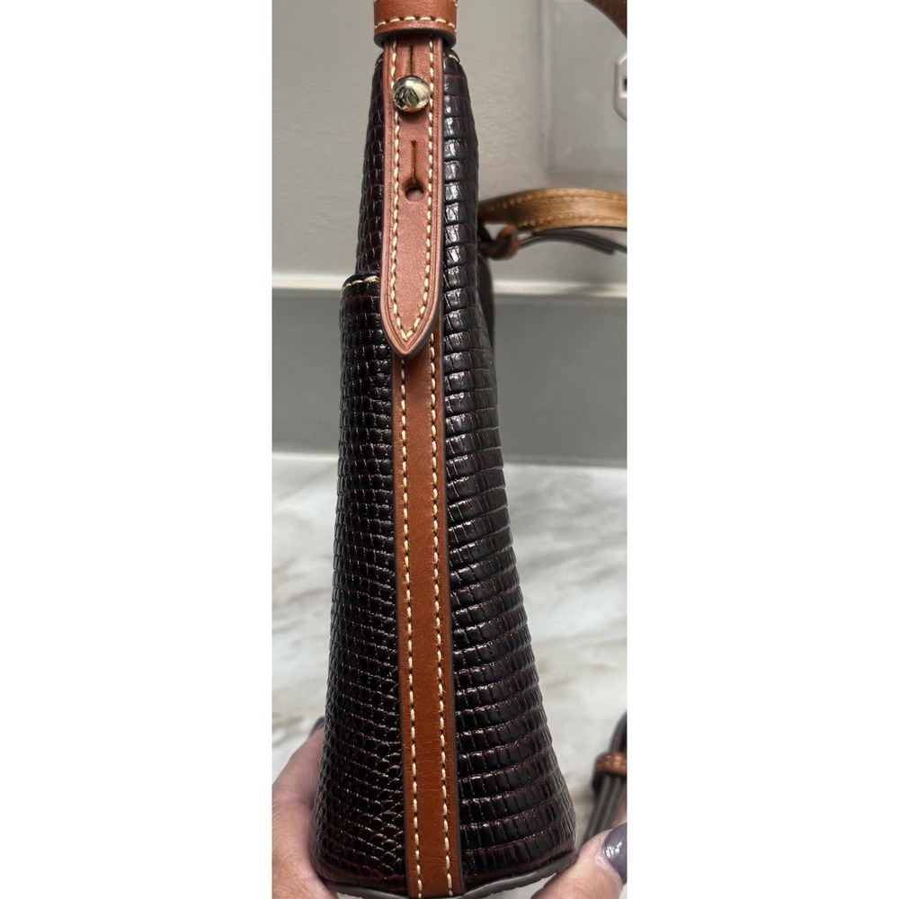 Dooney & Bourke Lizard Embossed Letter Carrier Crossbody‎ Black Red - Picture 15 of 15